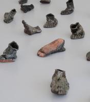 “Menino, não fala política”: o país que não se cala na obra de Luís Santos