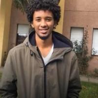 Hoje fui a enterrar uma pluma, em memória de Luís Giovane, estudante cabo-verdiano assassinado em Bragança.