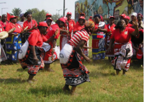 Tinyanga dançando, durante as celebrações do Dia Africano da Medicina Tradicional, em 2009 (foto Paulo Granjo)